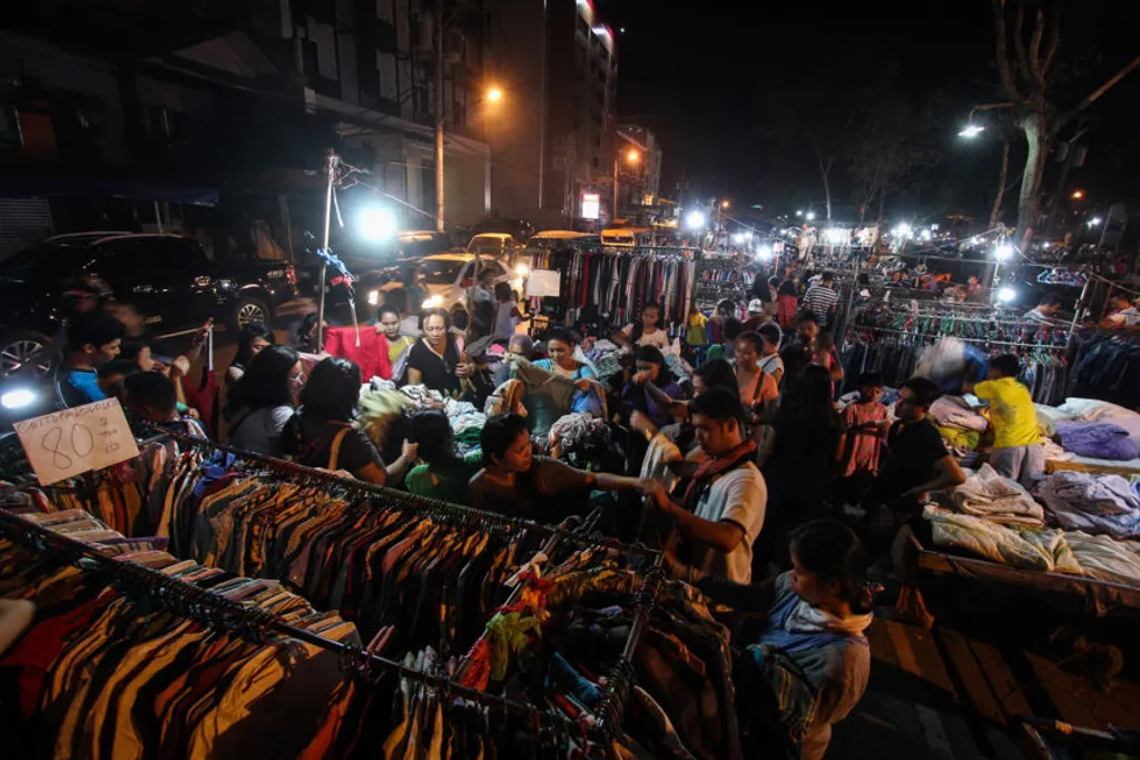 /images/tourist-spots/roxas-night-market-gallery3.jpg