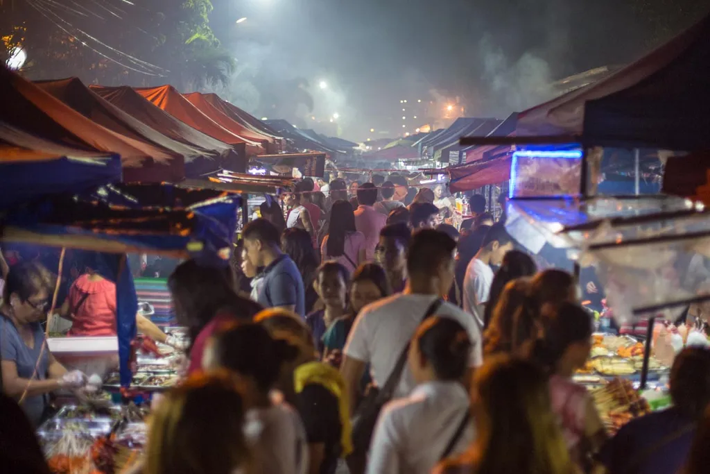 /images/tourist-spots/roxas-night-market-gallery.jpg